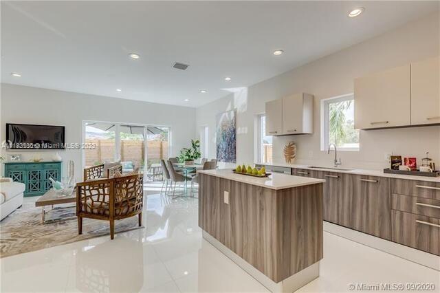 692 NE 43rd St Unit: 692