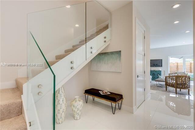 686 NE 43rd St Unit: 686