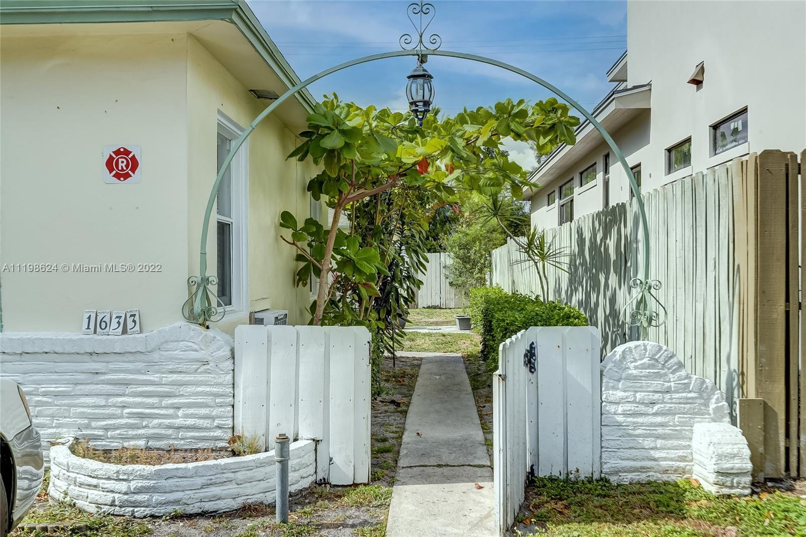 1633 NE 4th Pl Unit: 1