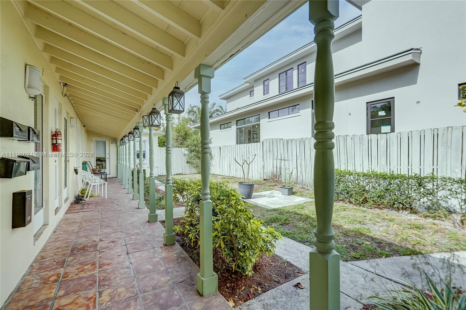 1633 NE 4th Pl Unit: 1