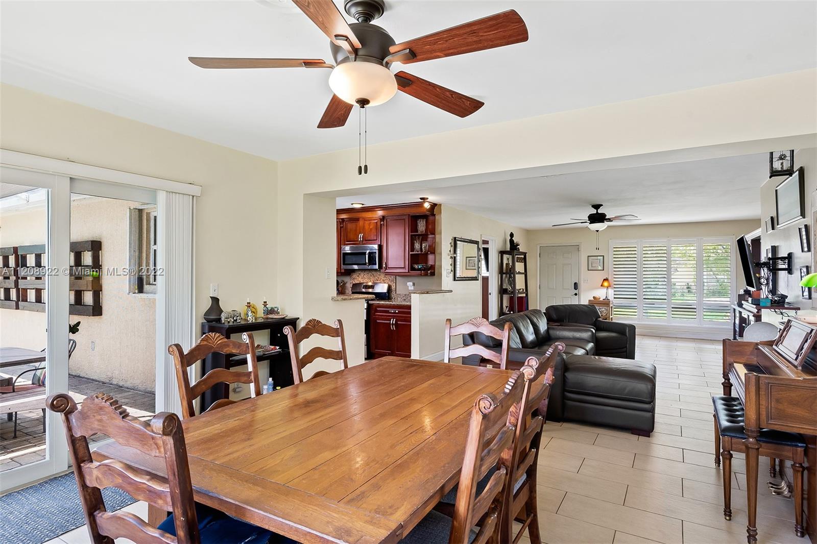 312 N Luna Ct