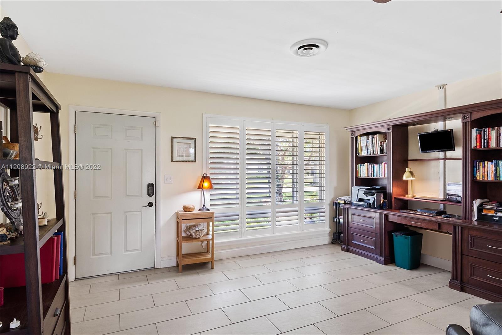 312 N Luna Ct