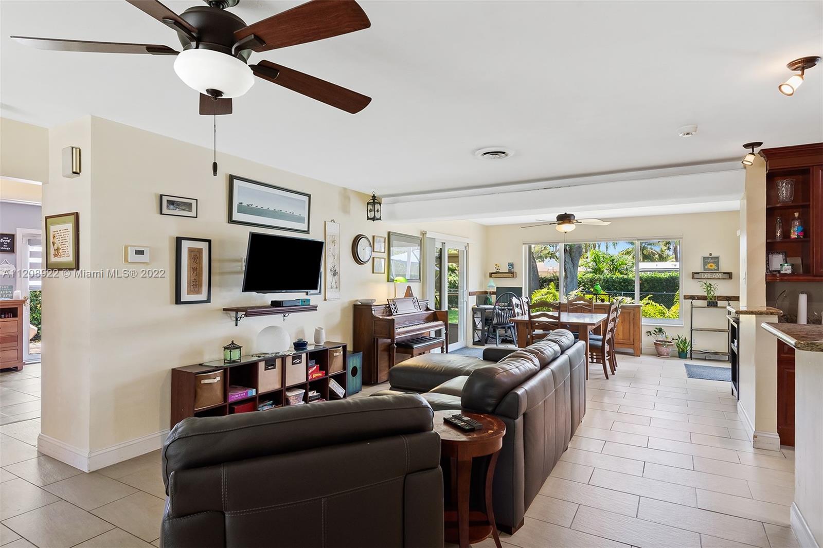 312 N Luna Ct