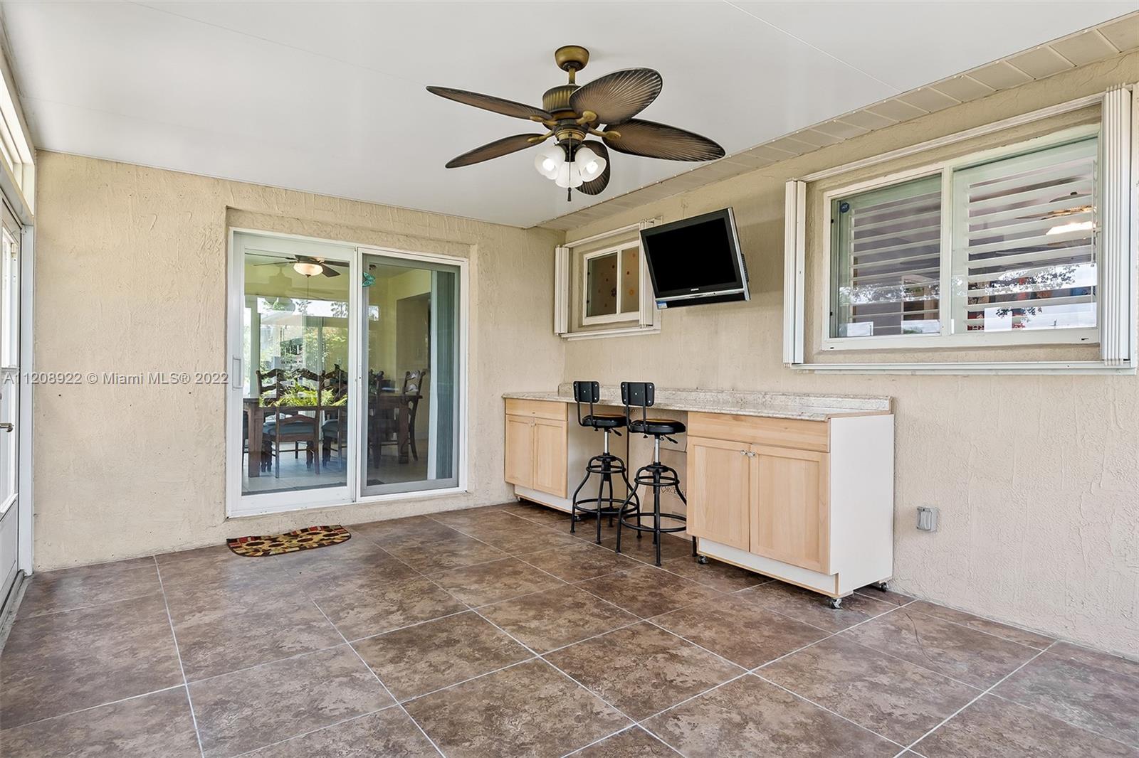 312 N Luna Ct