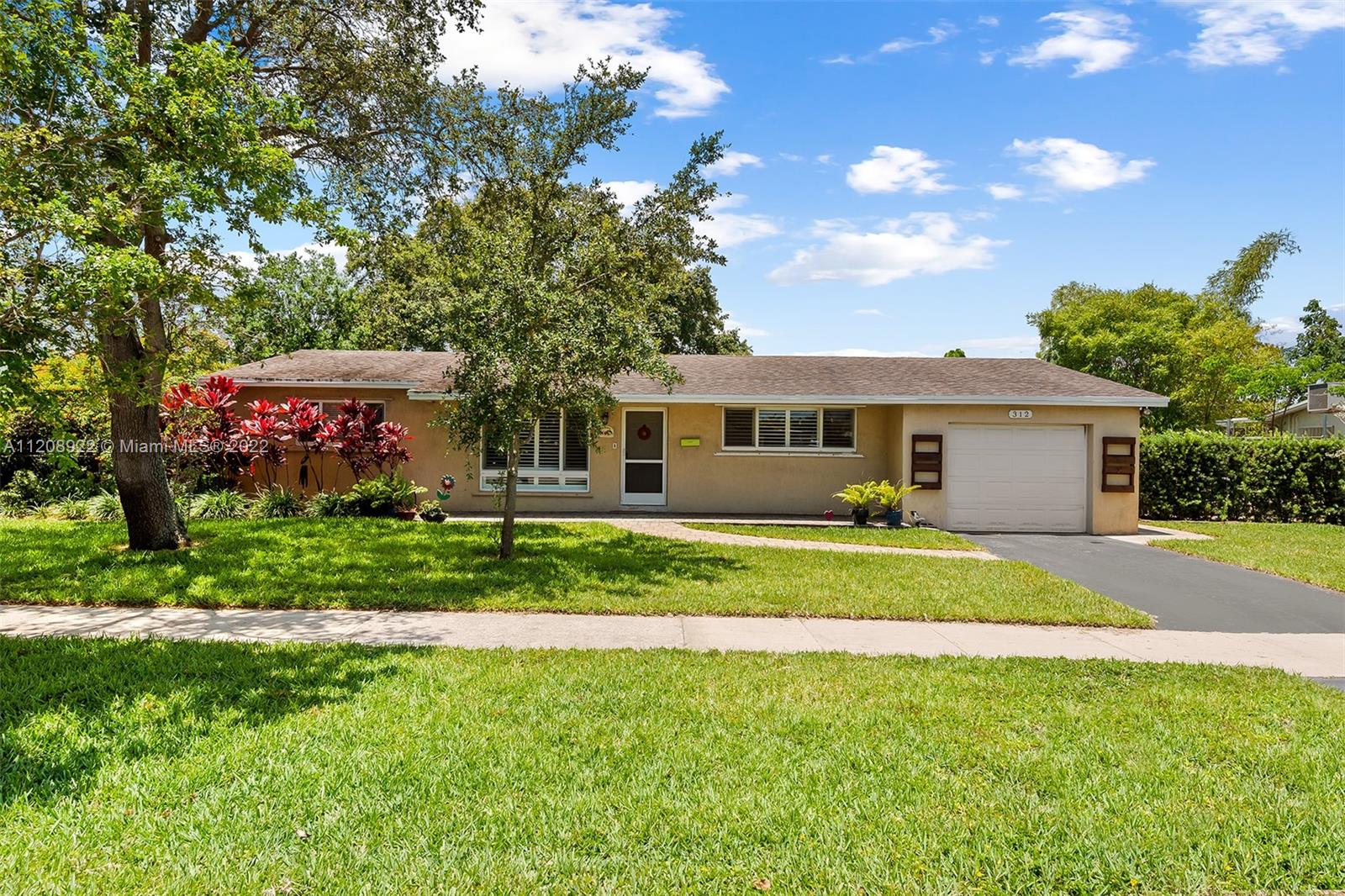 312 N Luna Ct