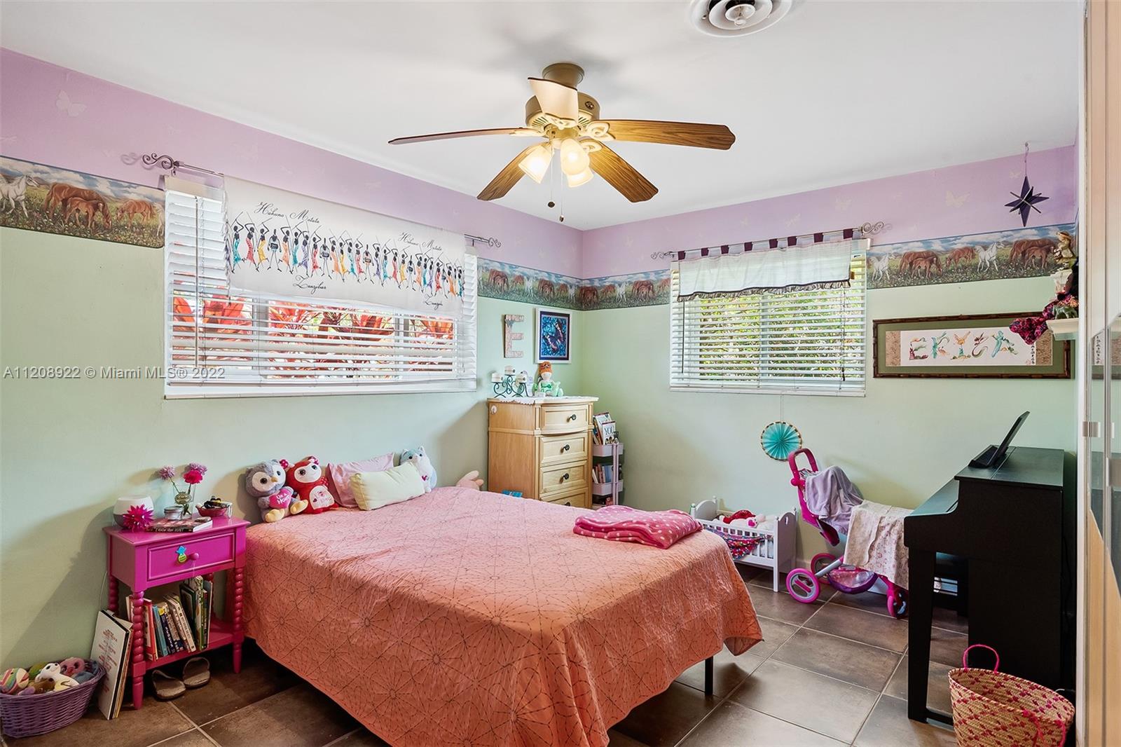 312 N Luna Ct