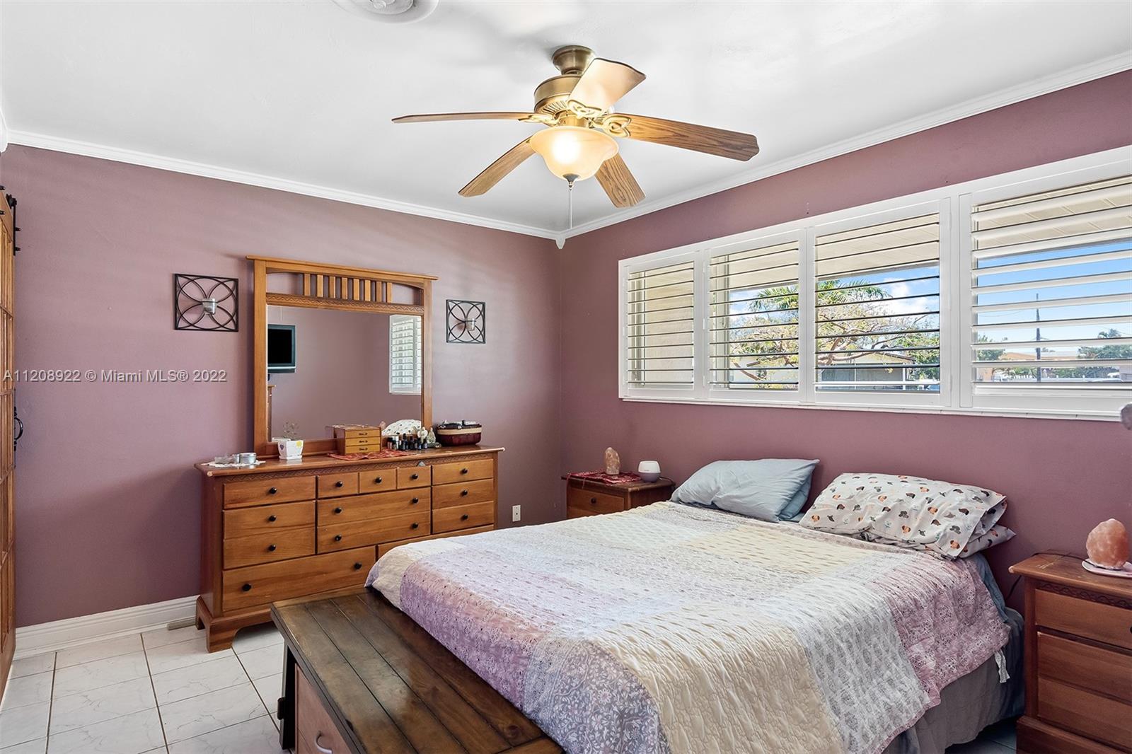 312 N Luna Ct