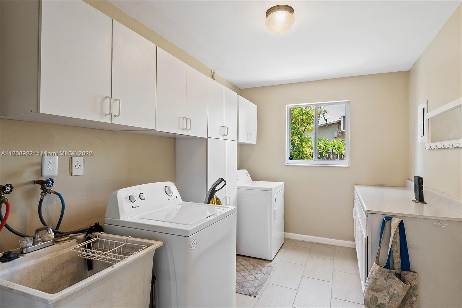 312 N Luna Ct