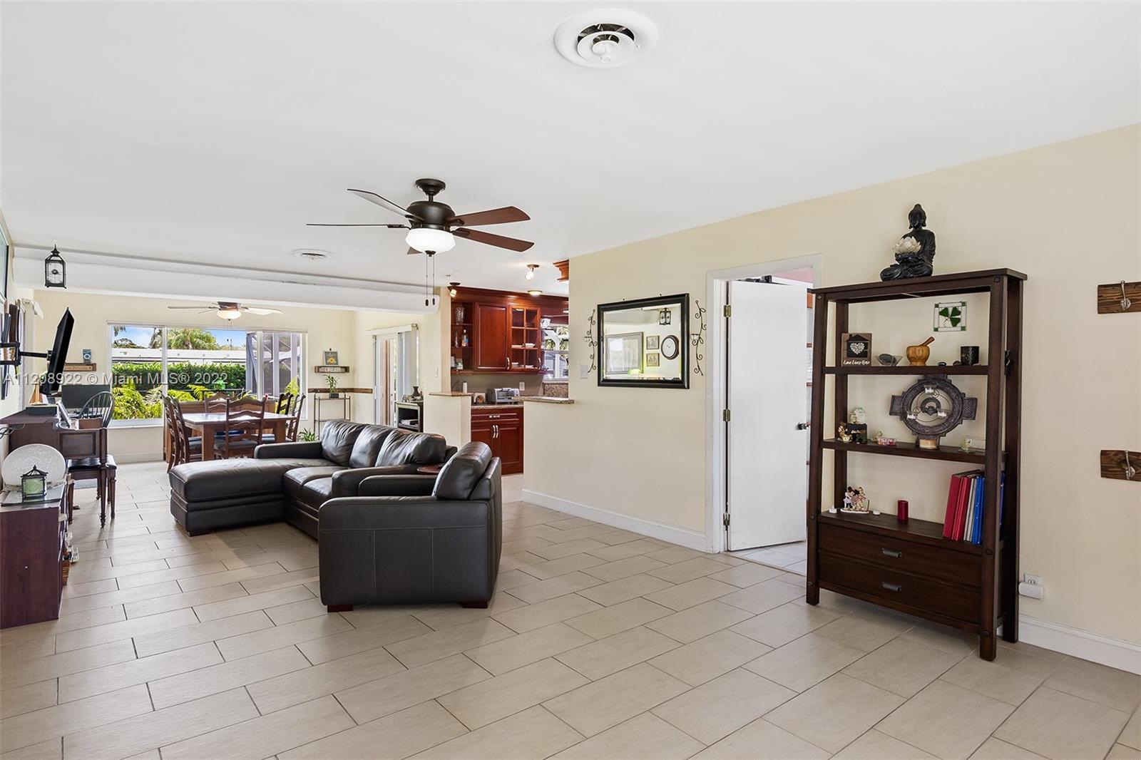 312 N Luna Ct