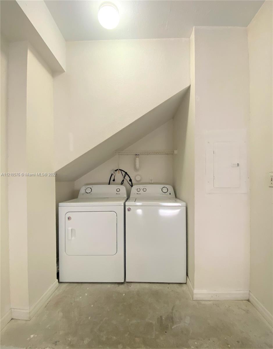 2560 Centergate Dr Unit: 104