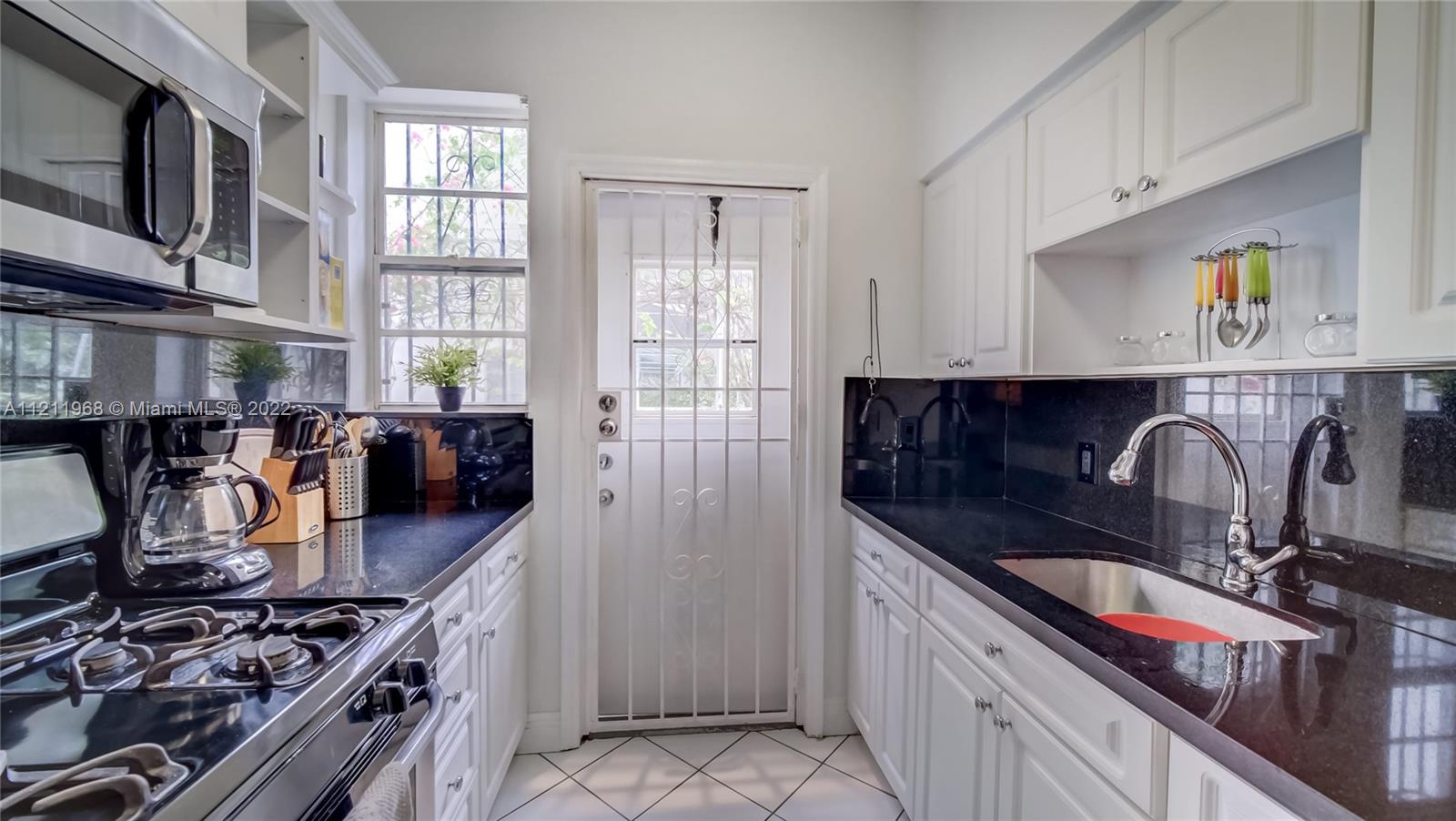 825 Jefferson Ave Unit: 2