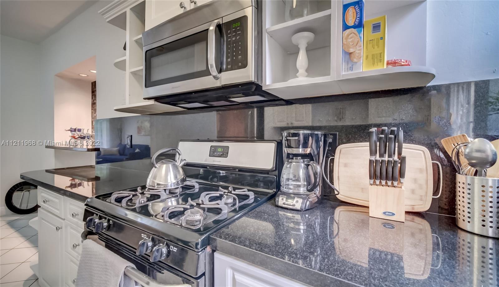 825 Jefferson Ave Unit: 2