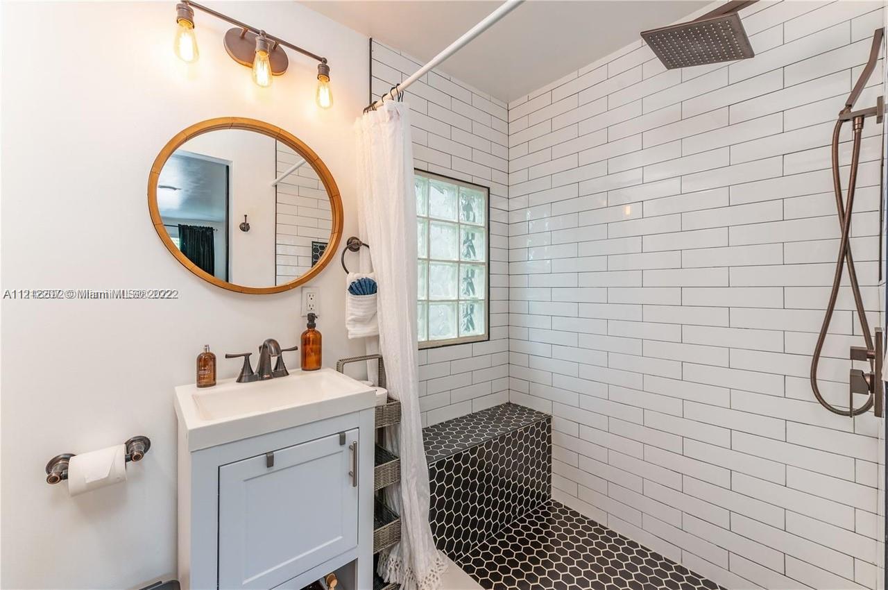 1606 NW 4th Ave Unit: -