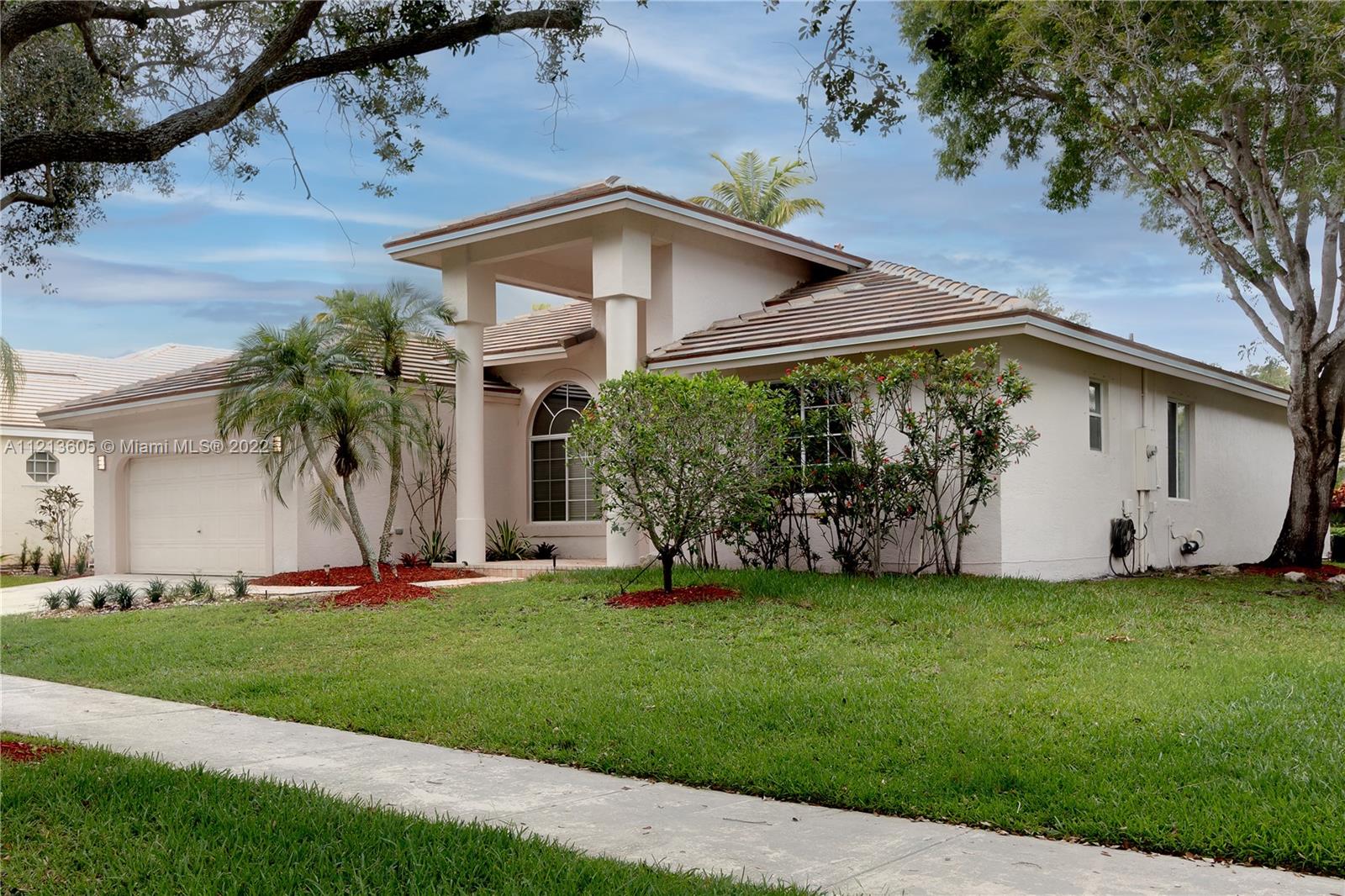 2884 Oakbrook Dr