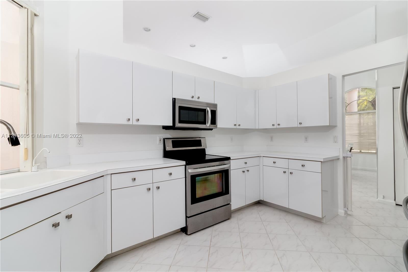 2884 Oakbrook Dr