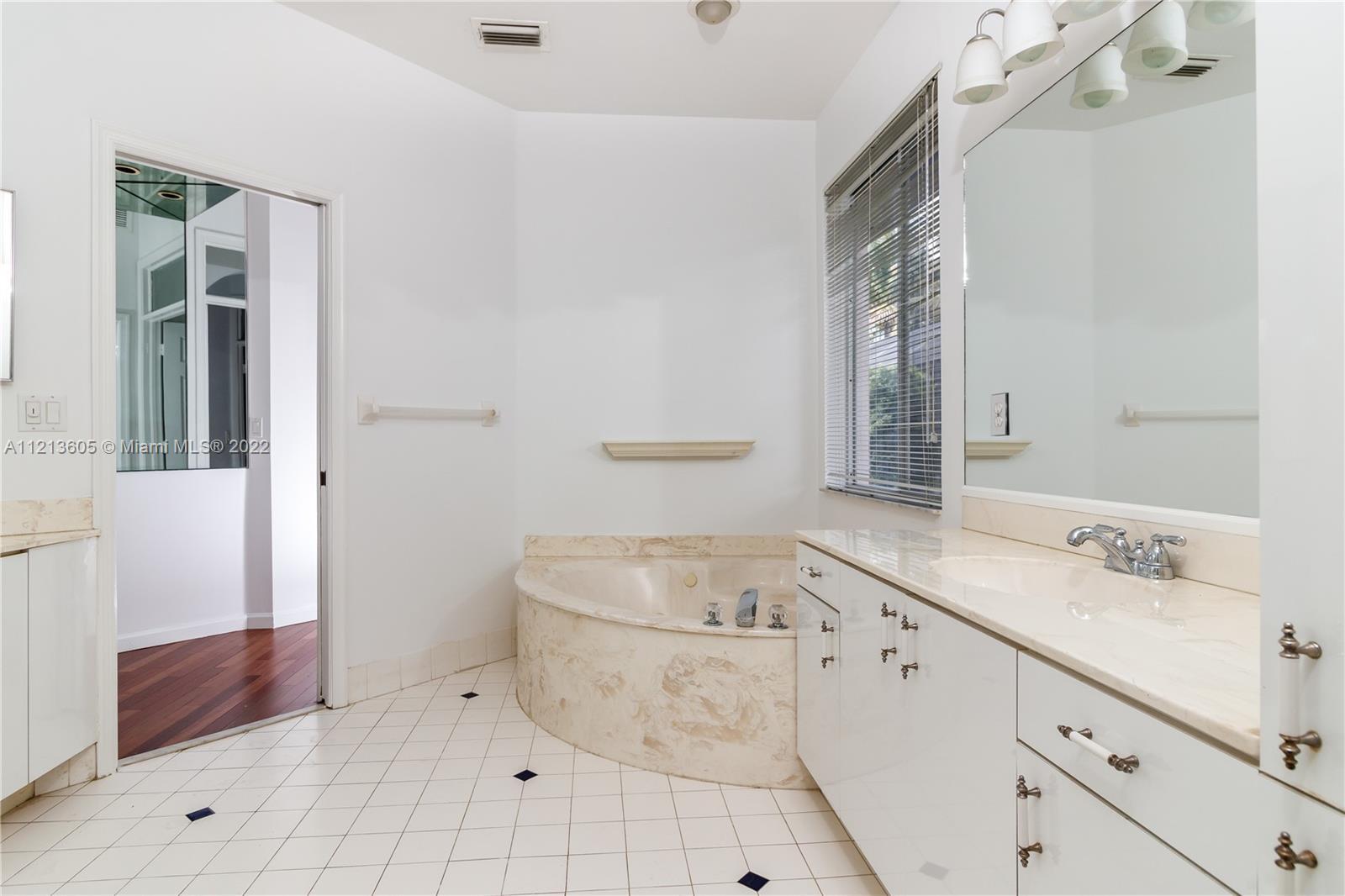 2884 Oakbrook Dr