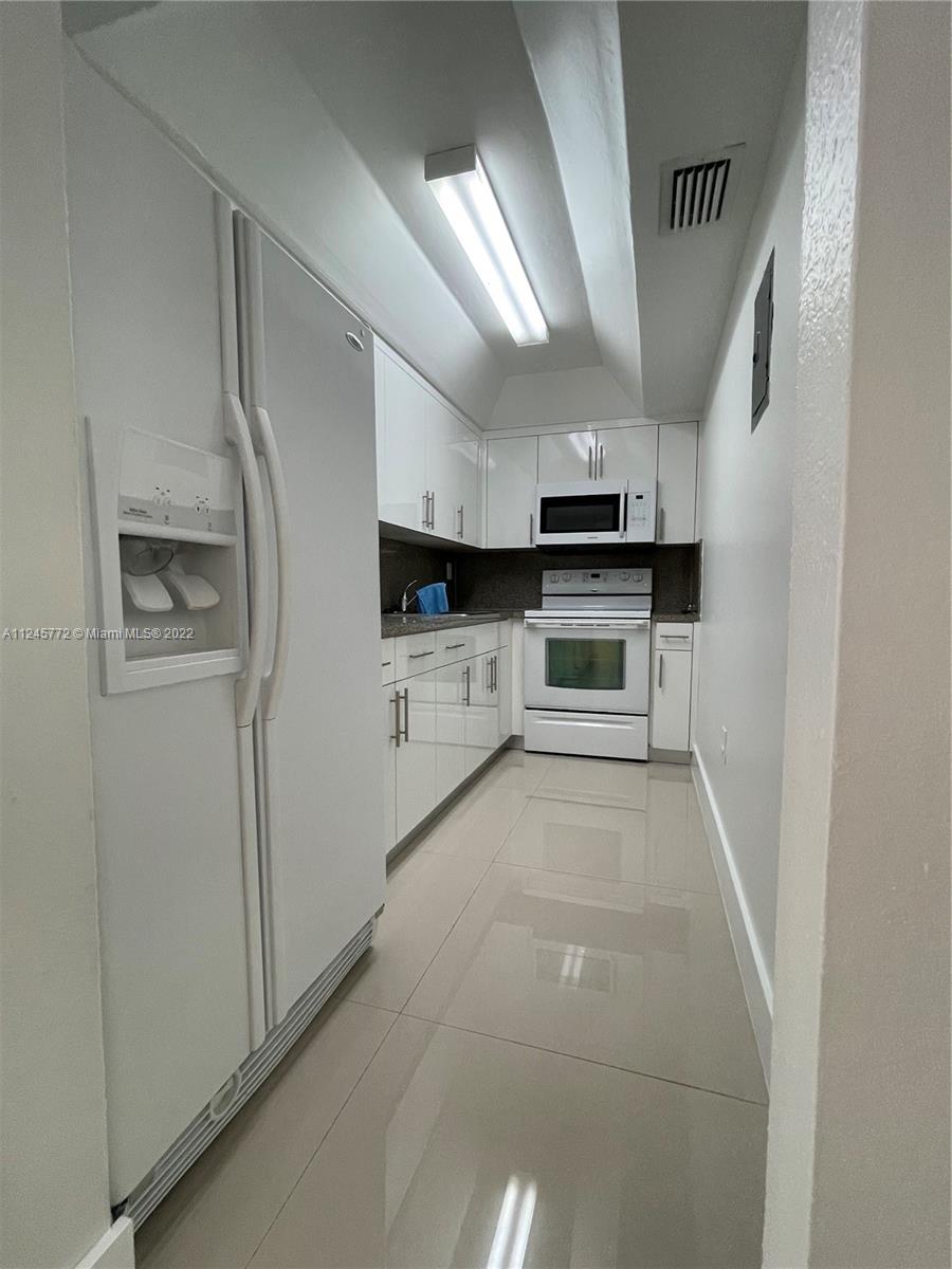 4709 NW 7th St Unit: 305-9