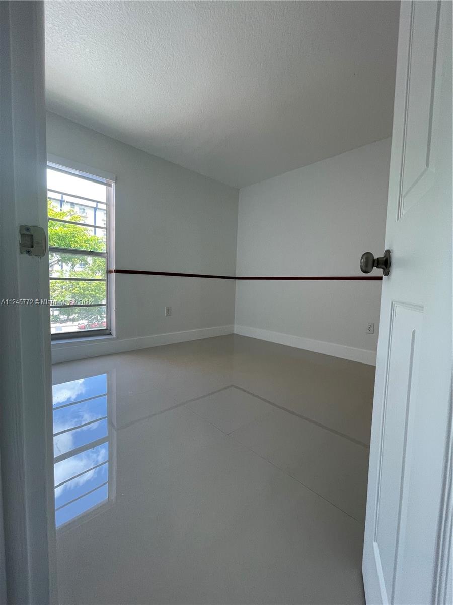 4709 NW 7th St Unit: 305-9