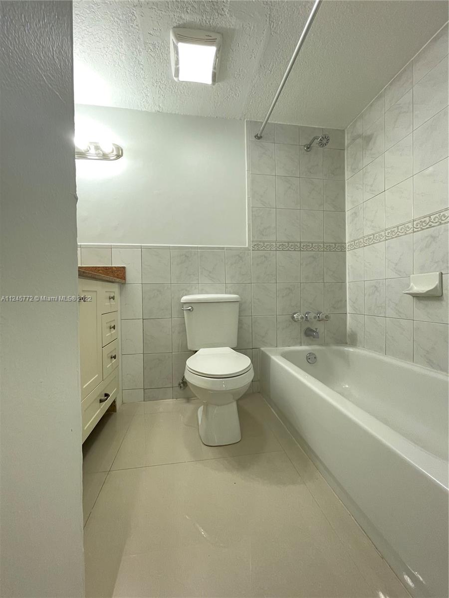 4709 NW 7th St Unit: 305-9