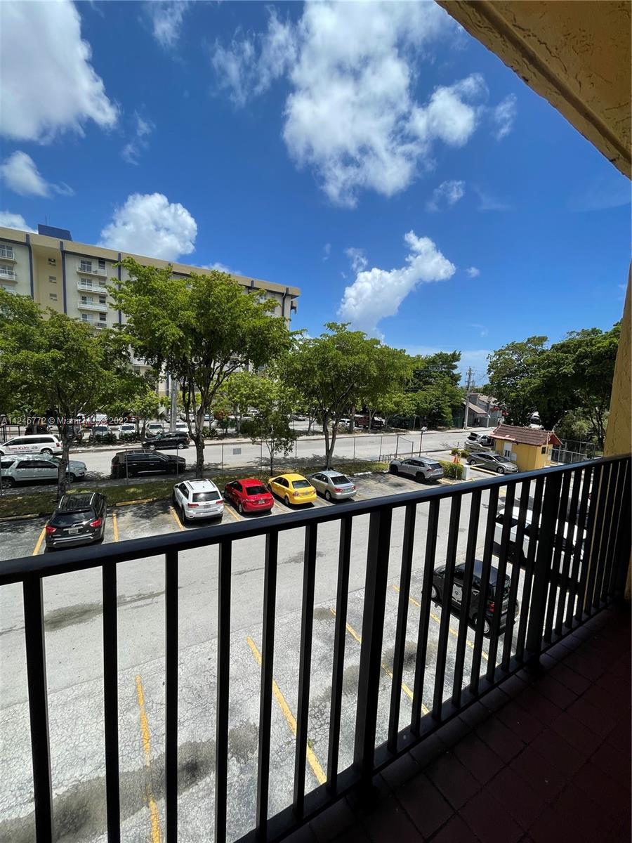 4709 NW 7th St Unit: 305-9
