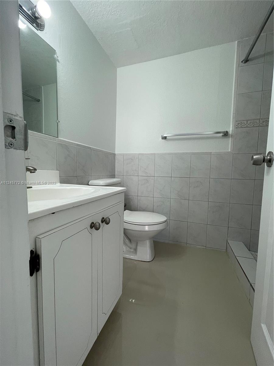 4709 NW 7th St Unit: 305-9