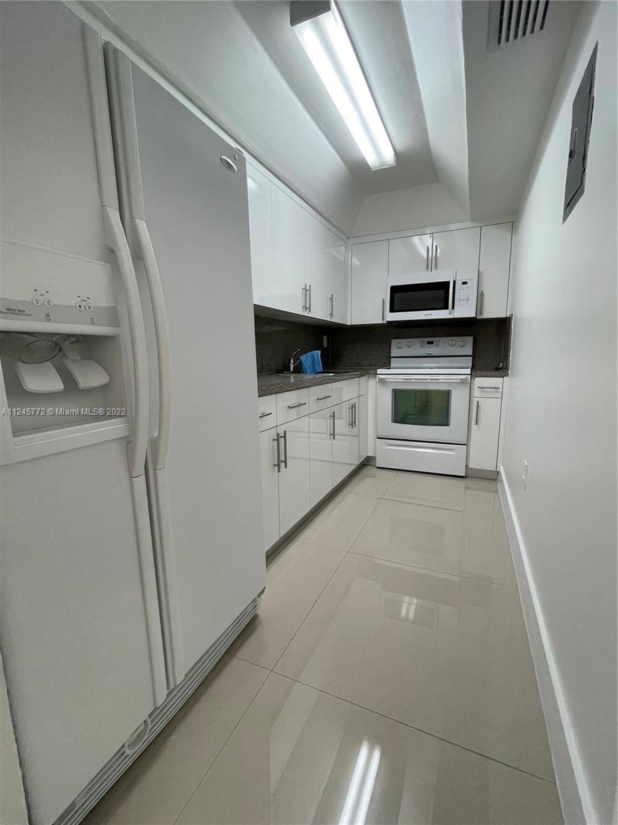 4709 NW 7th St Unit: 305-9