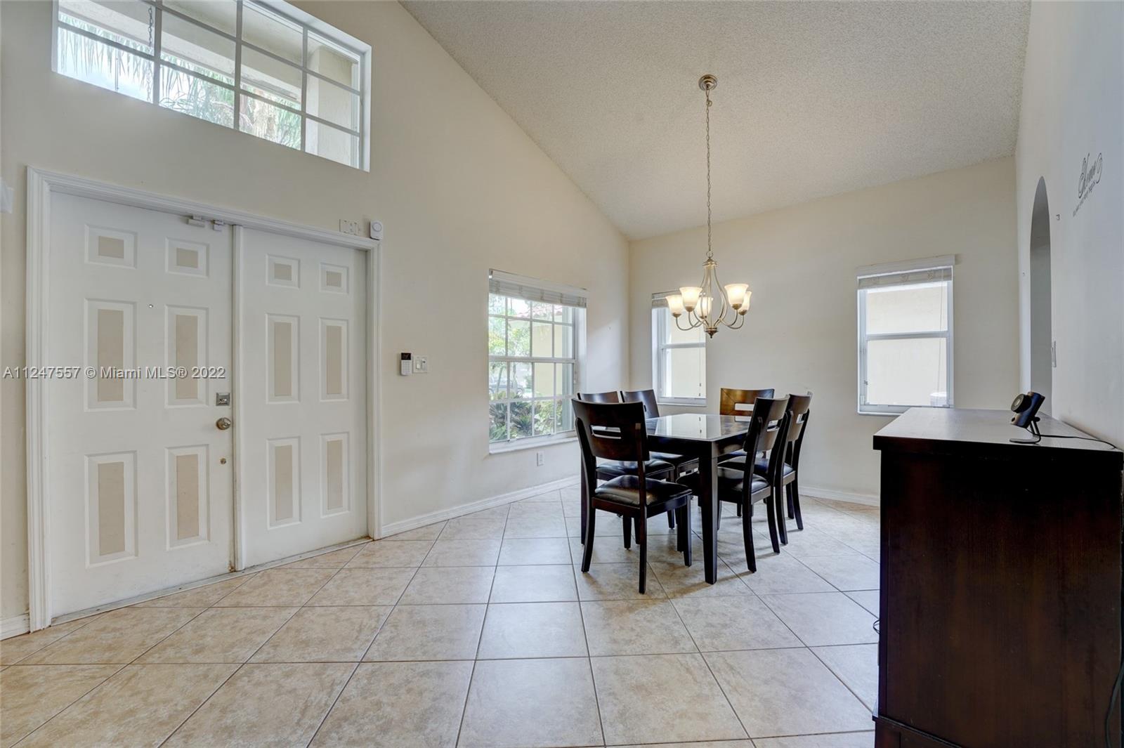 14732 Vista Luna Dr