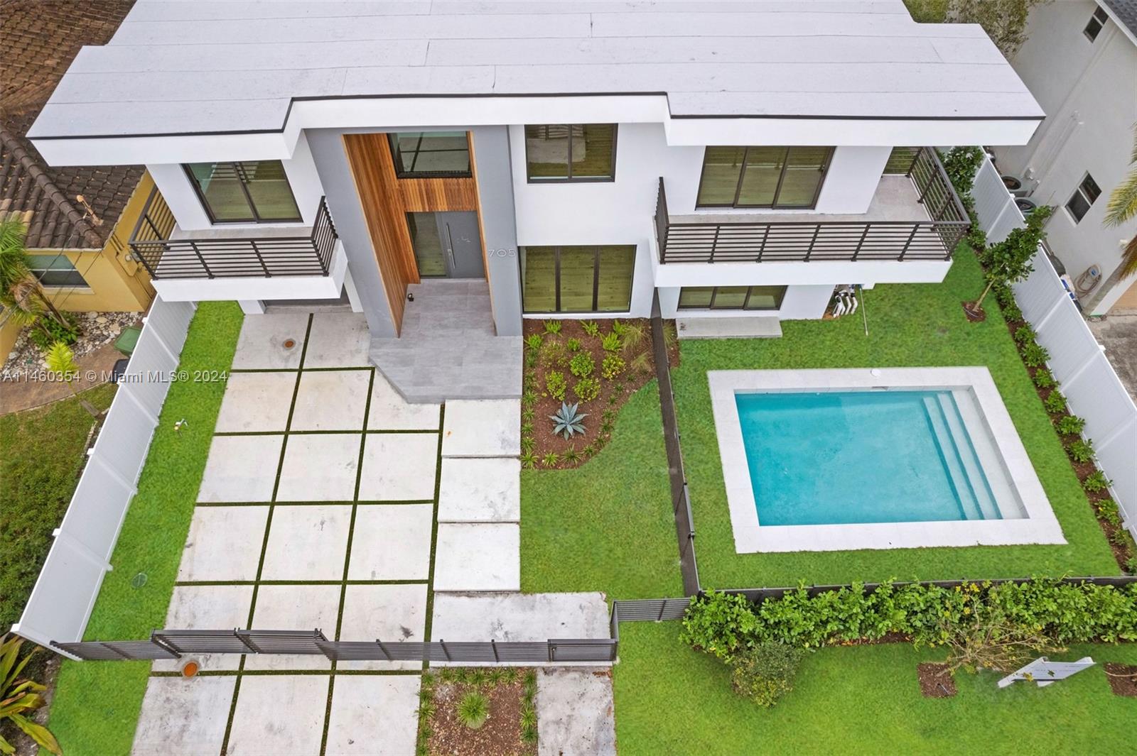 705 SW 8th Ter