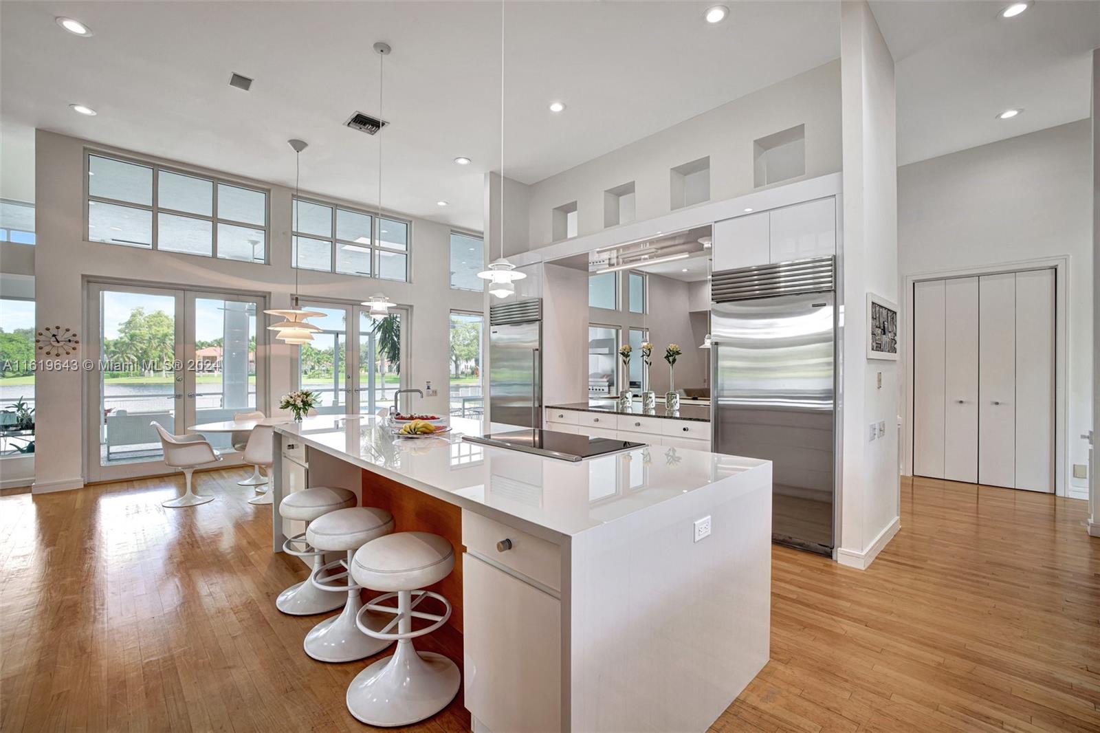 2940 Surrey Ln