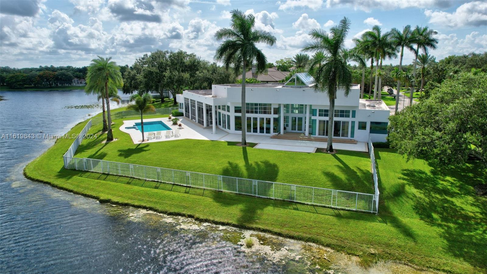 2940 Surrey Ln