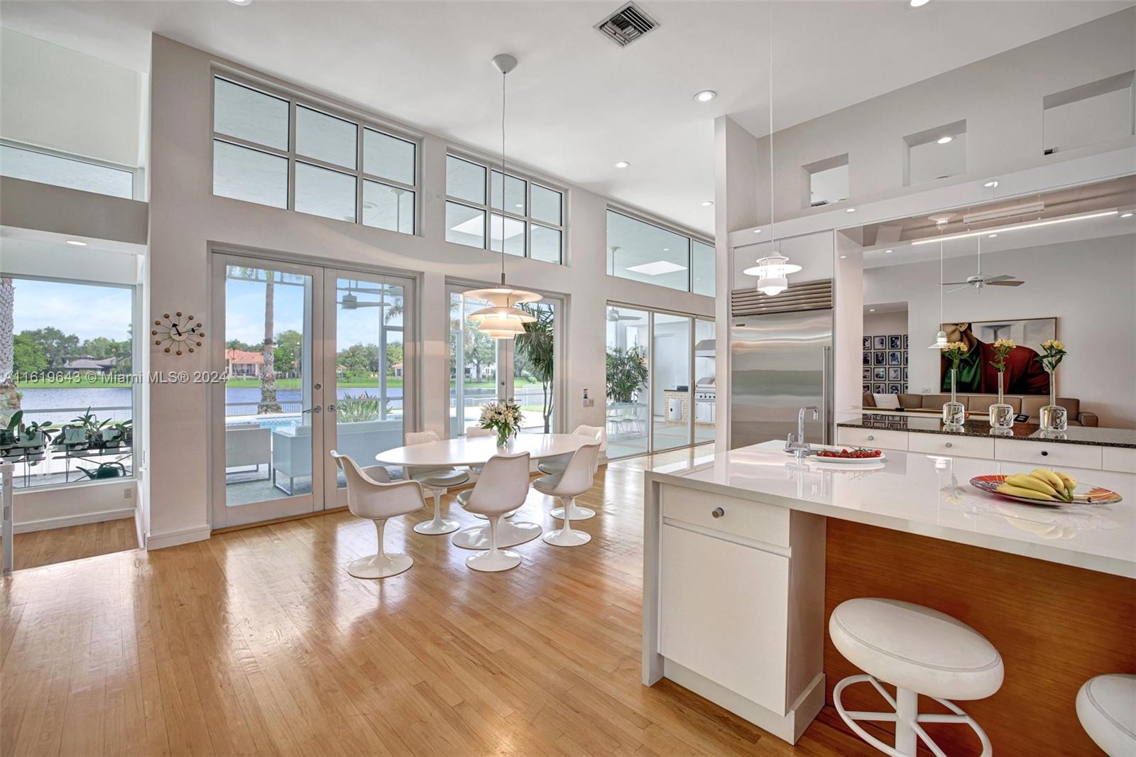 2940 Surrey Ln