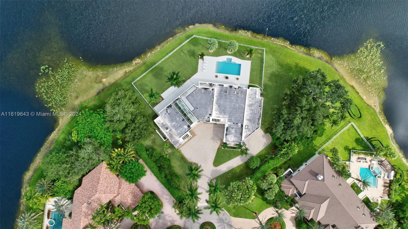 2940 Surrey Ln