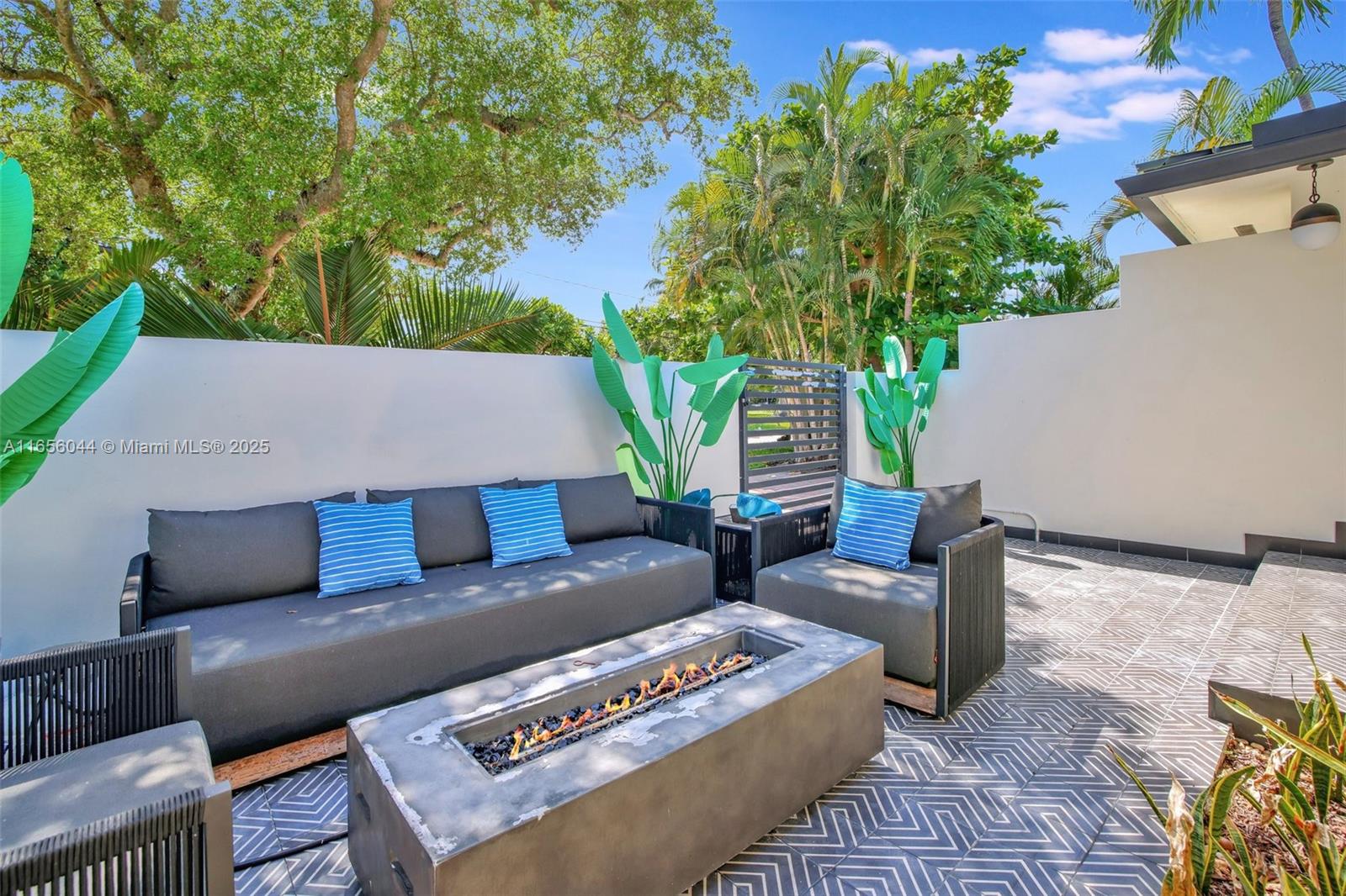 2709 Center Ave
