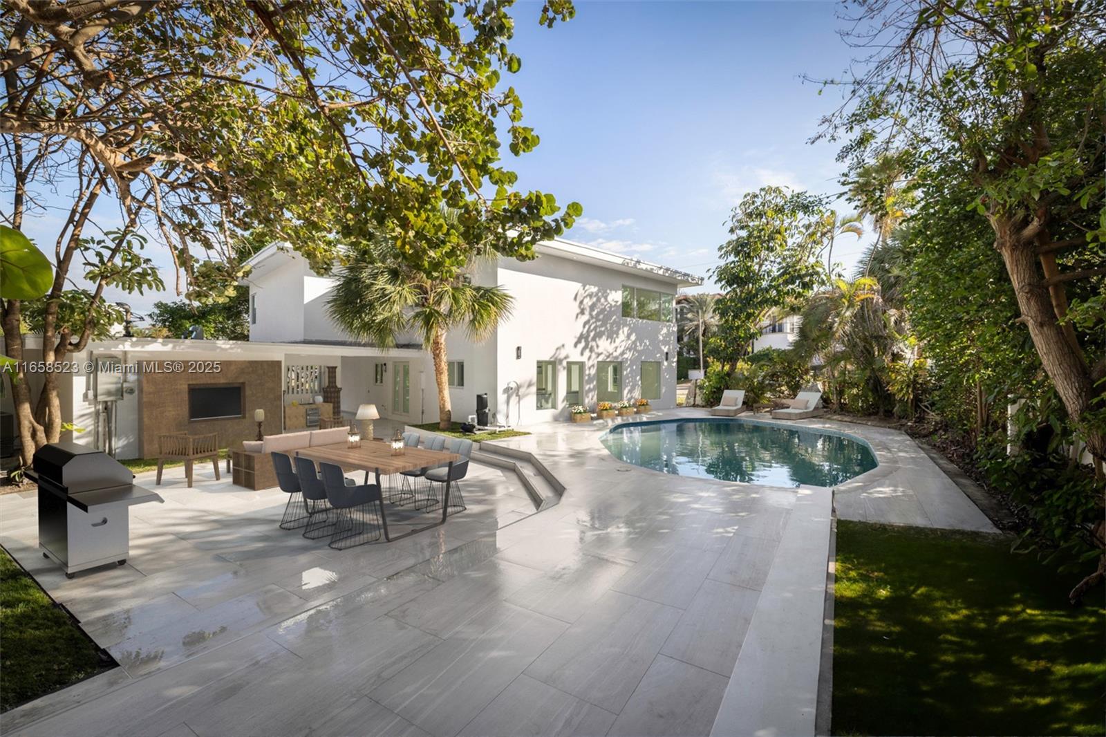 1903 Bay Dr