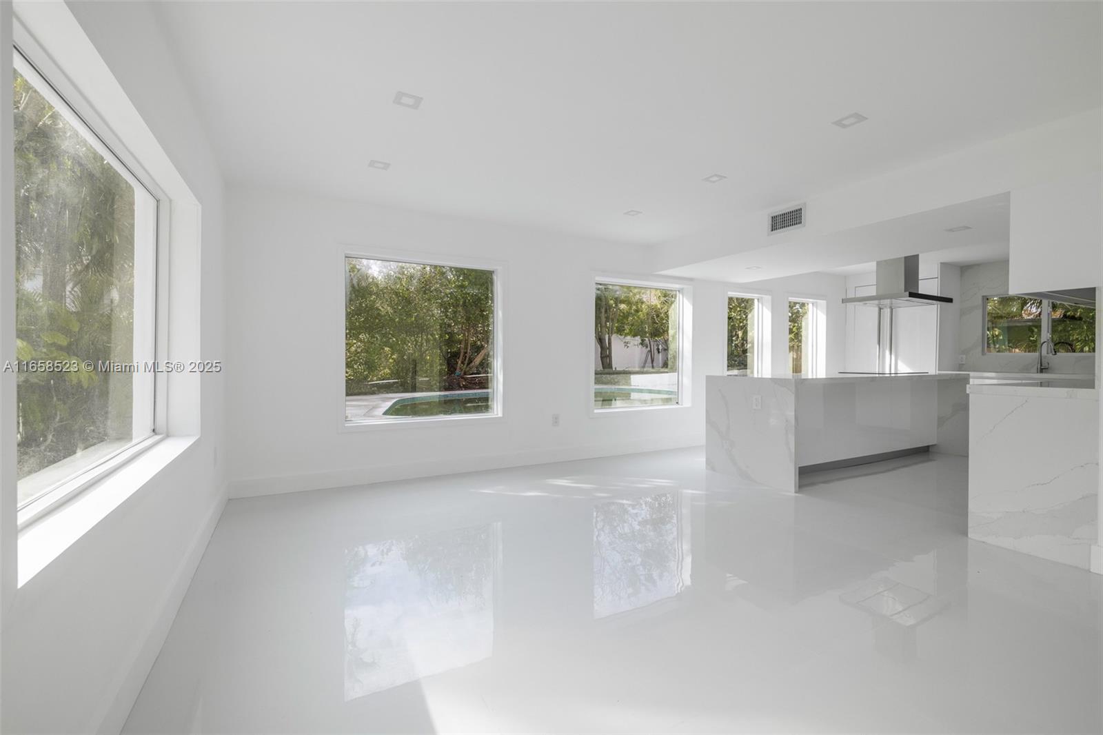 1903 Bay Dr