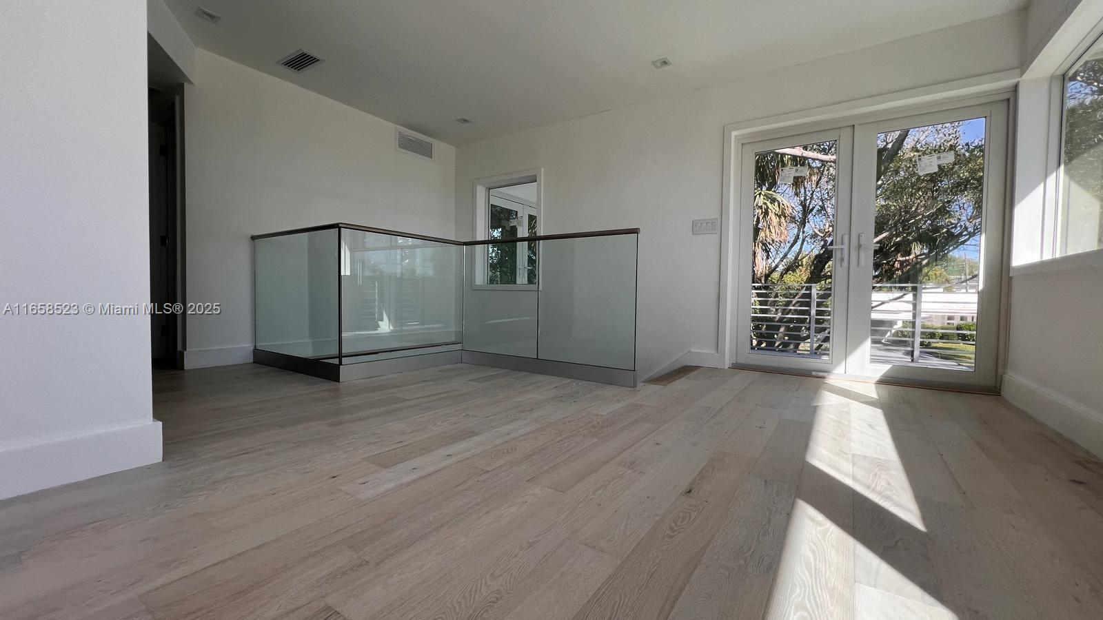 1903 Bay Dr