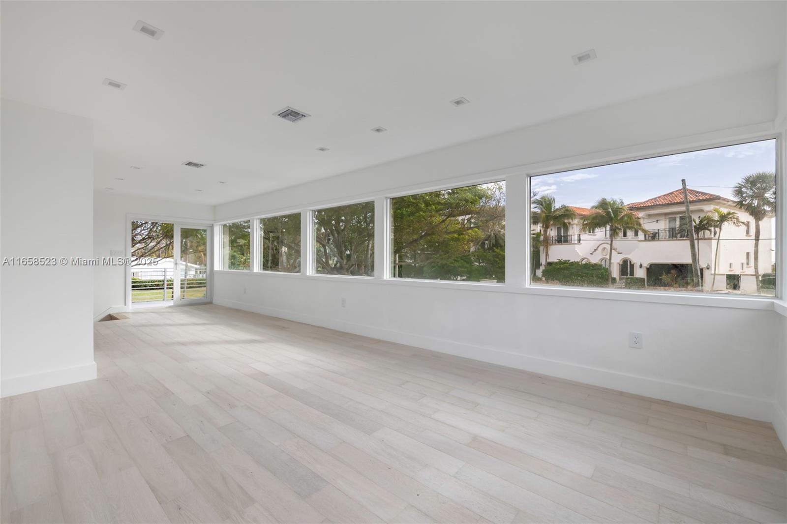 1903 Bay Dr