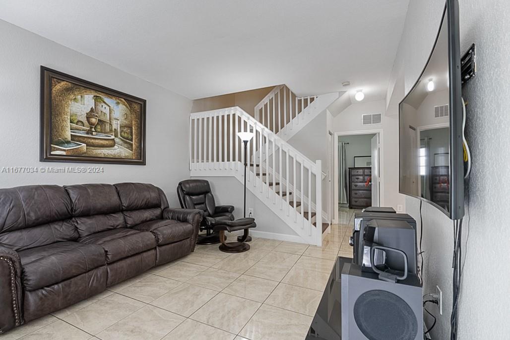 305 NW 19th St