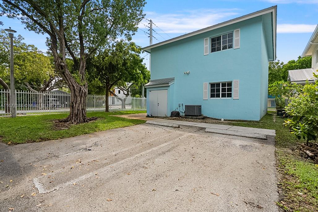 305 NW 19th St