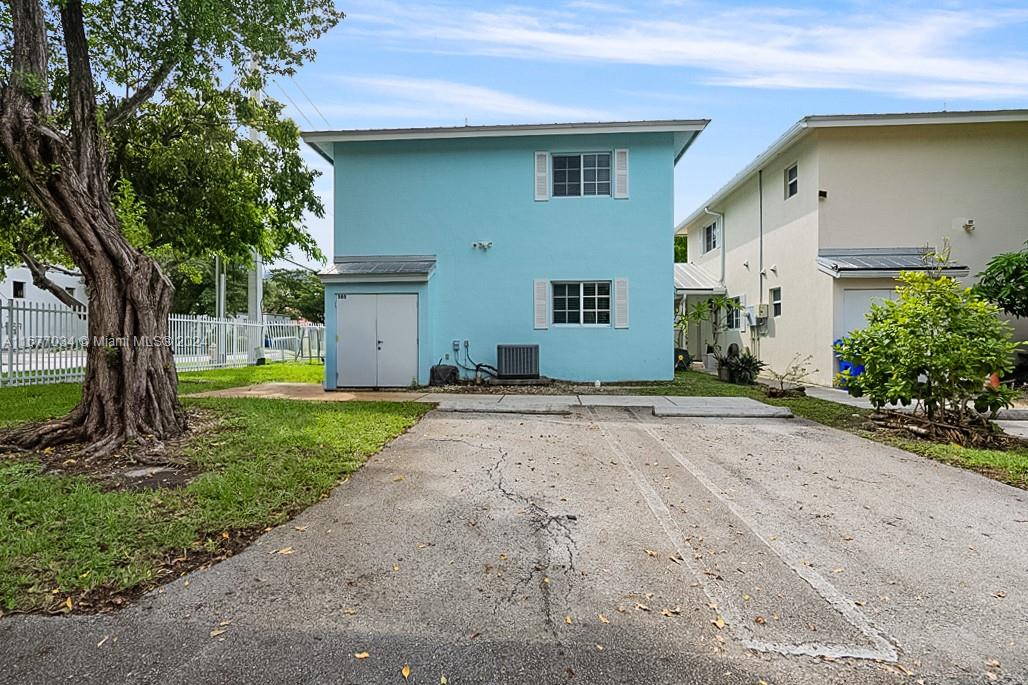 305 NW 19th St