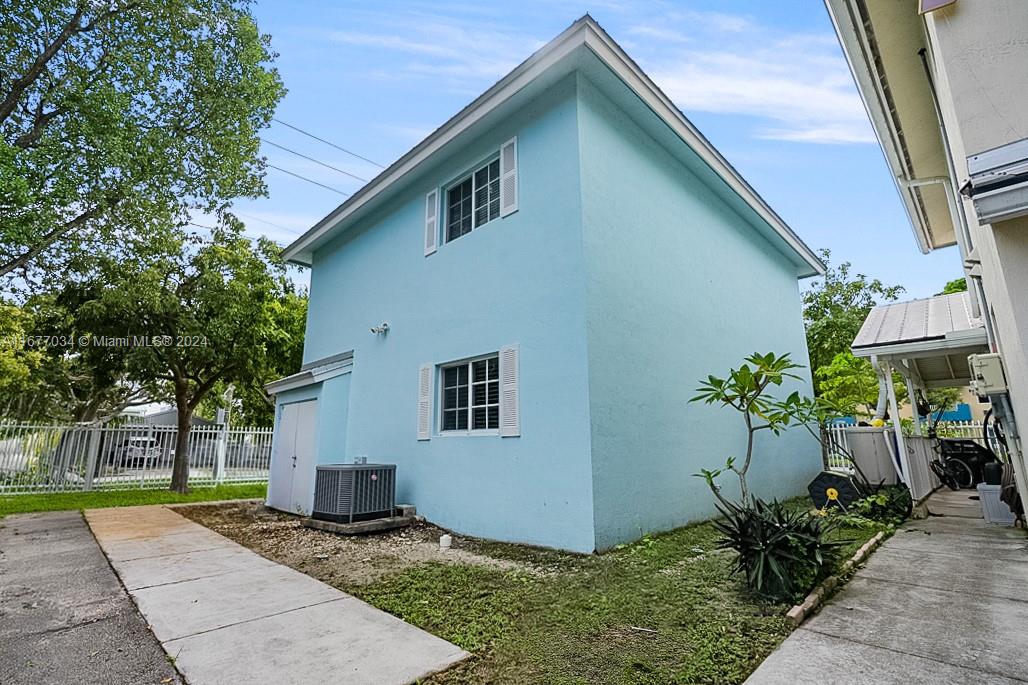 305 NW 19th St