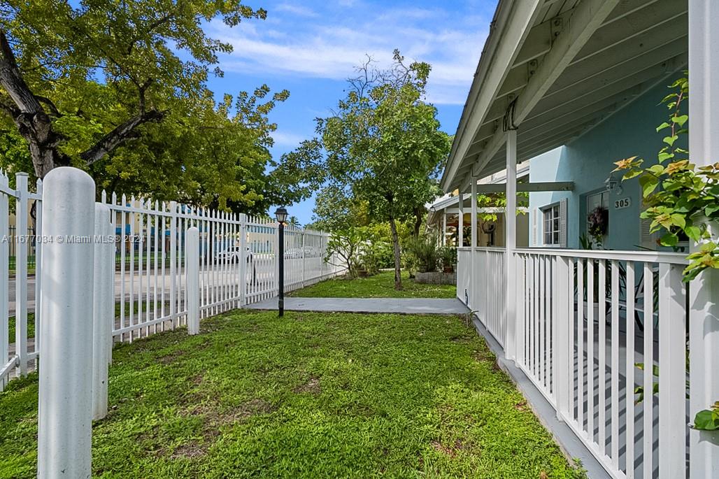 305 NW 19th St