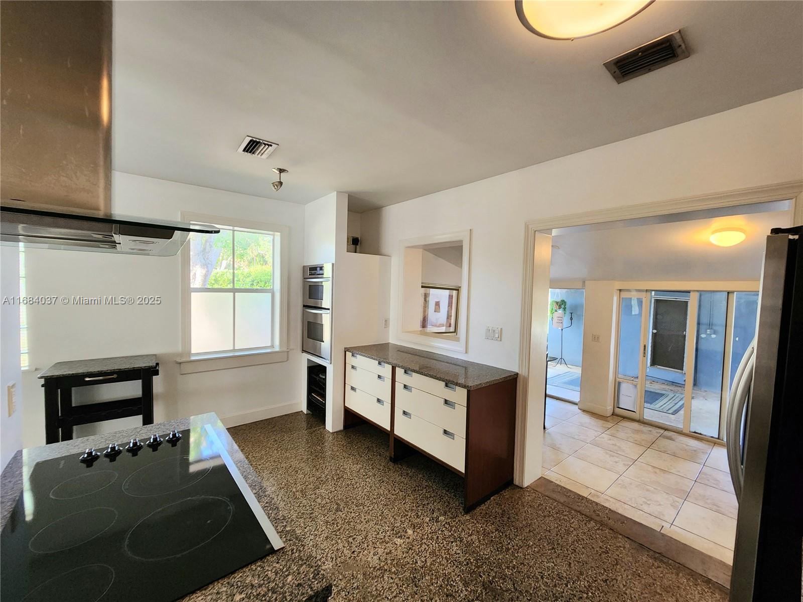 900 SW 10th Ter