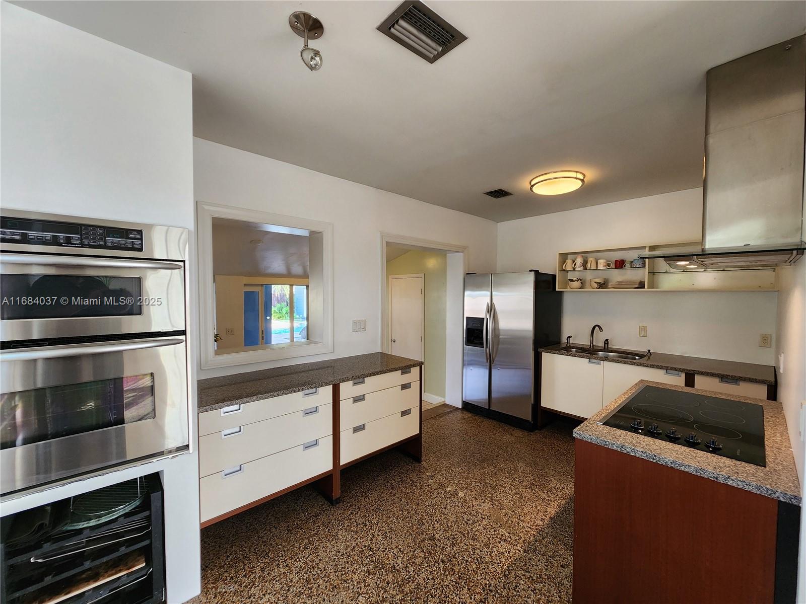 900 SW 10th Ter