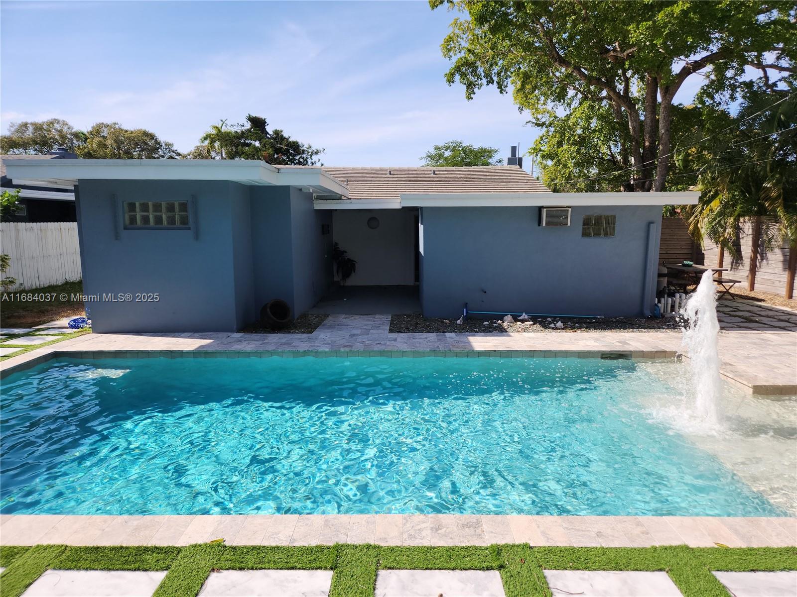 900 SW 10th Ter