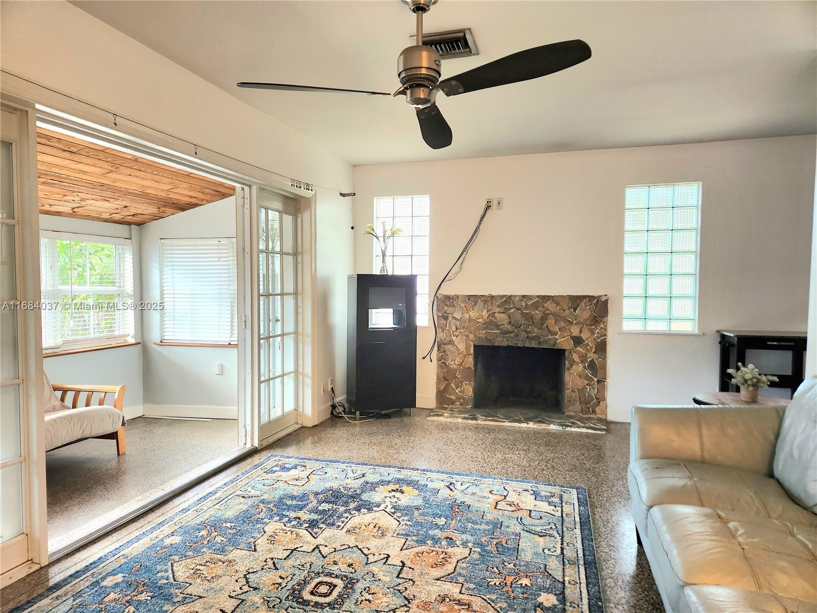 900 SW 10th Ter