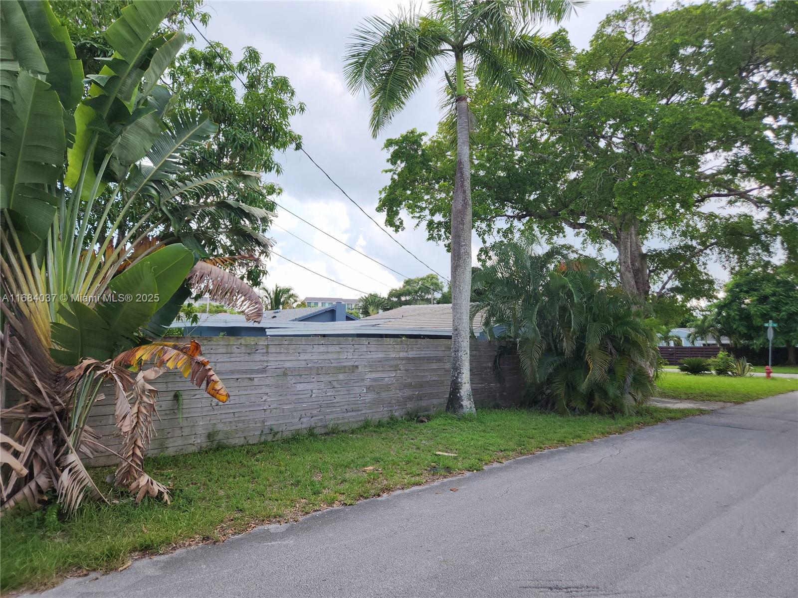 900 SW 10th Ter