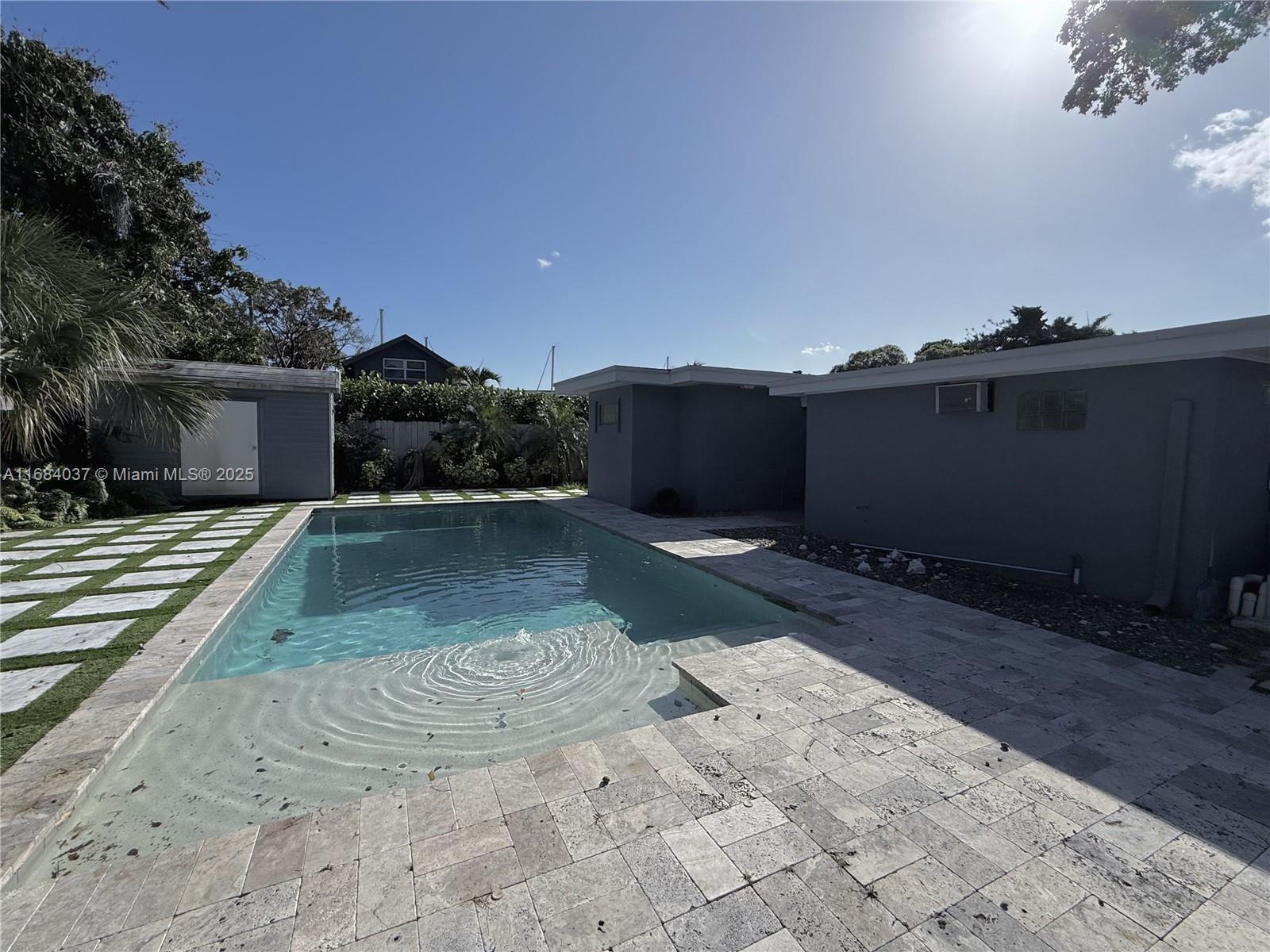 900 SW 10th Ter
