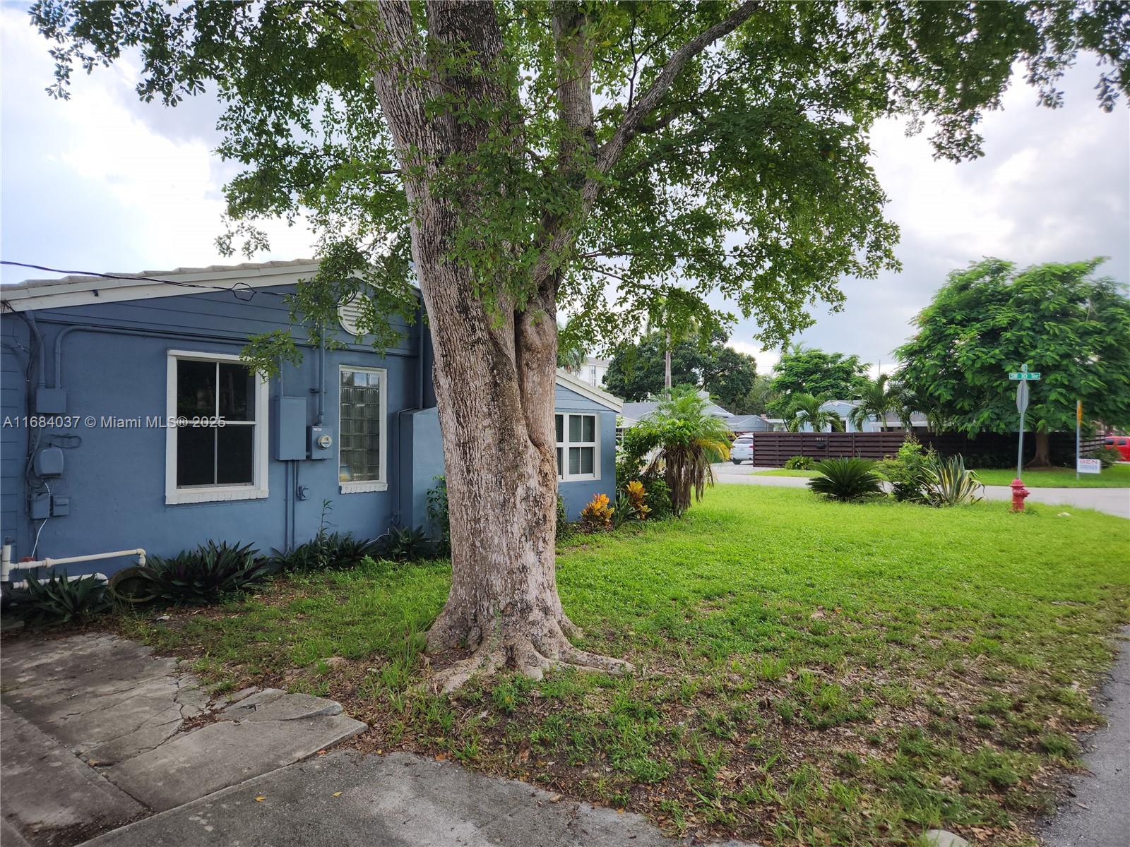 900 SW 10th Ter
