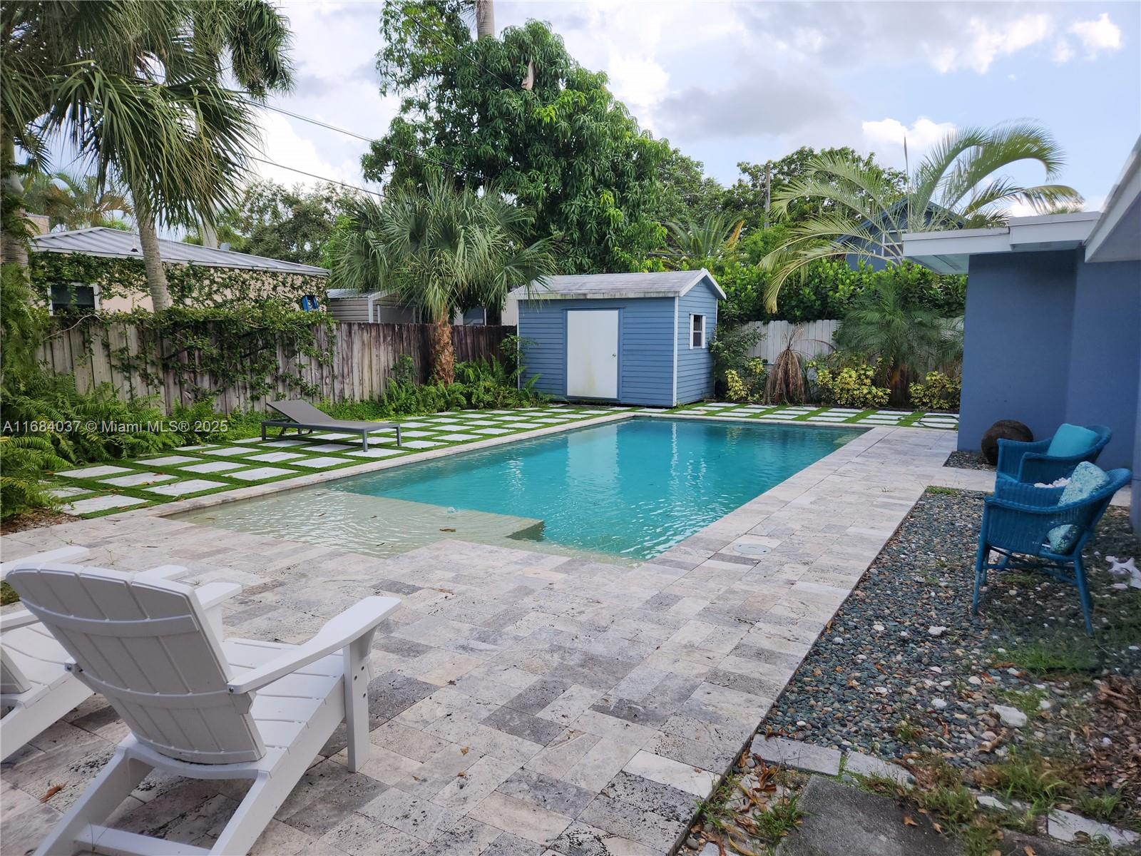 900 SW 10th Ter